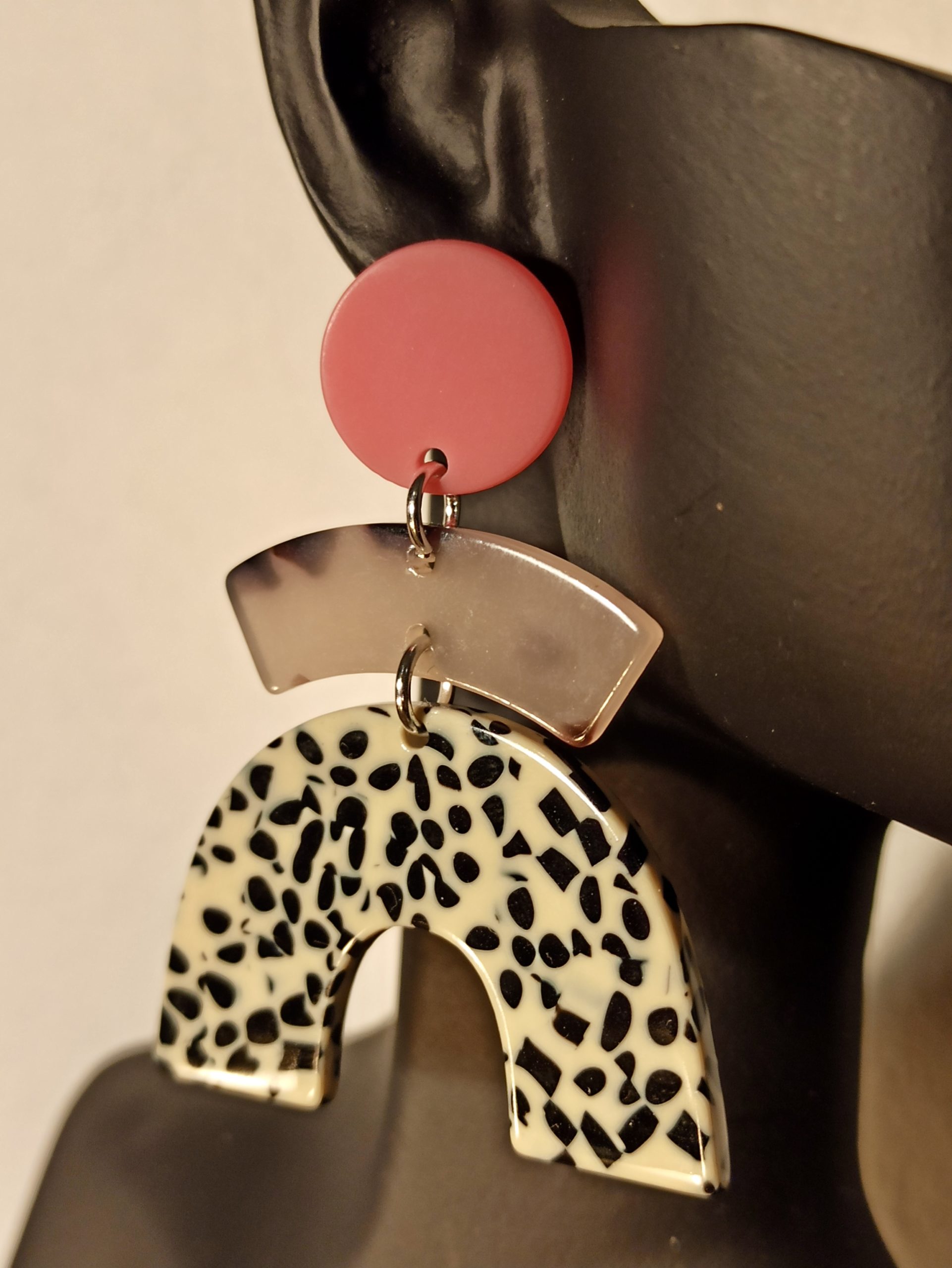 Boucles D'Oreilles Clous Rose & Tacheté Noir – Image 3