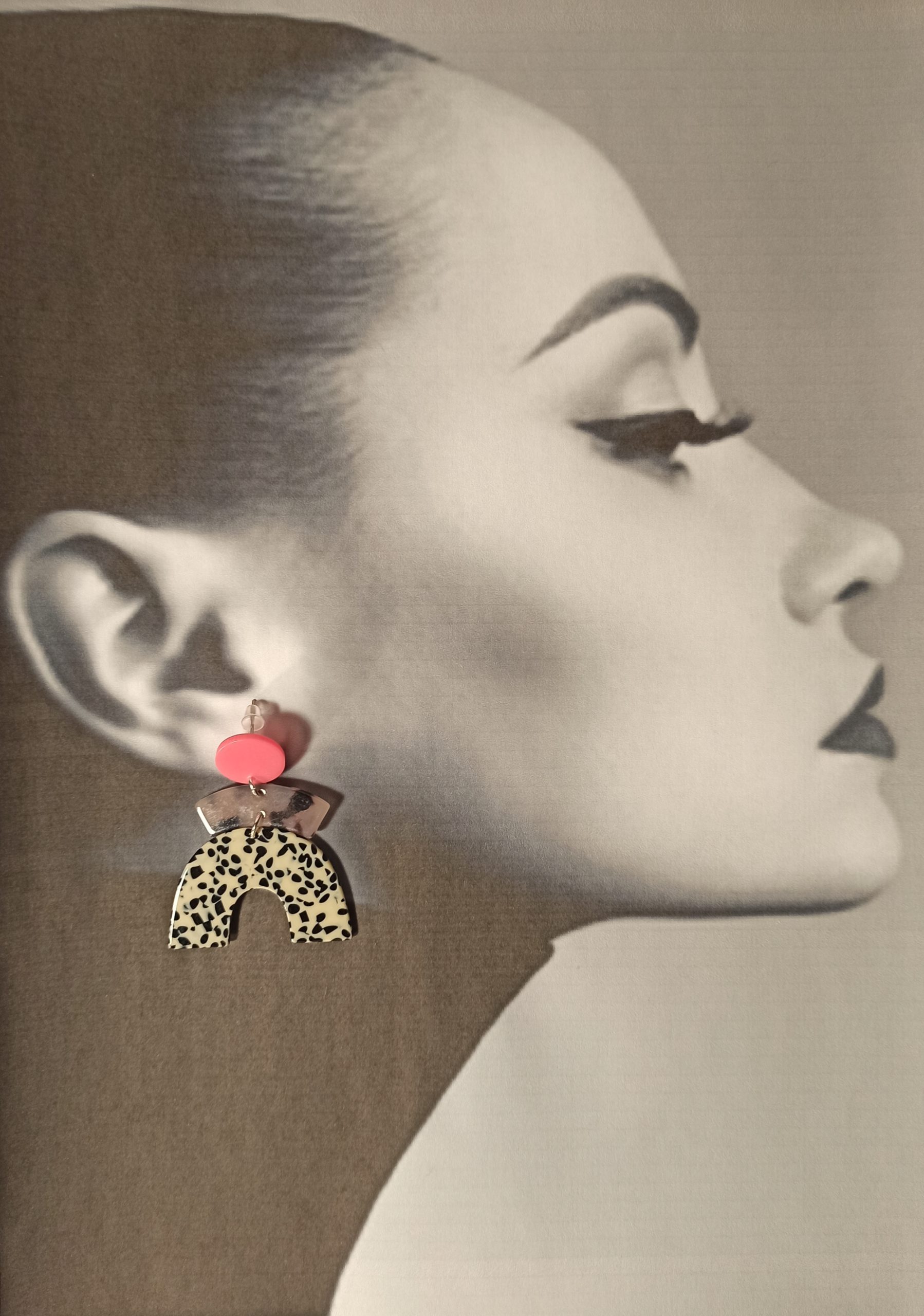 Boucles D'Oreilles Clous Rose & Tacheté Noir – Image 4