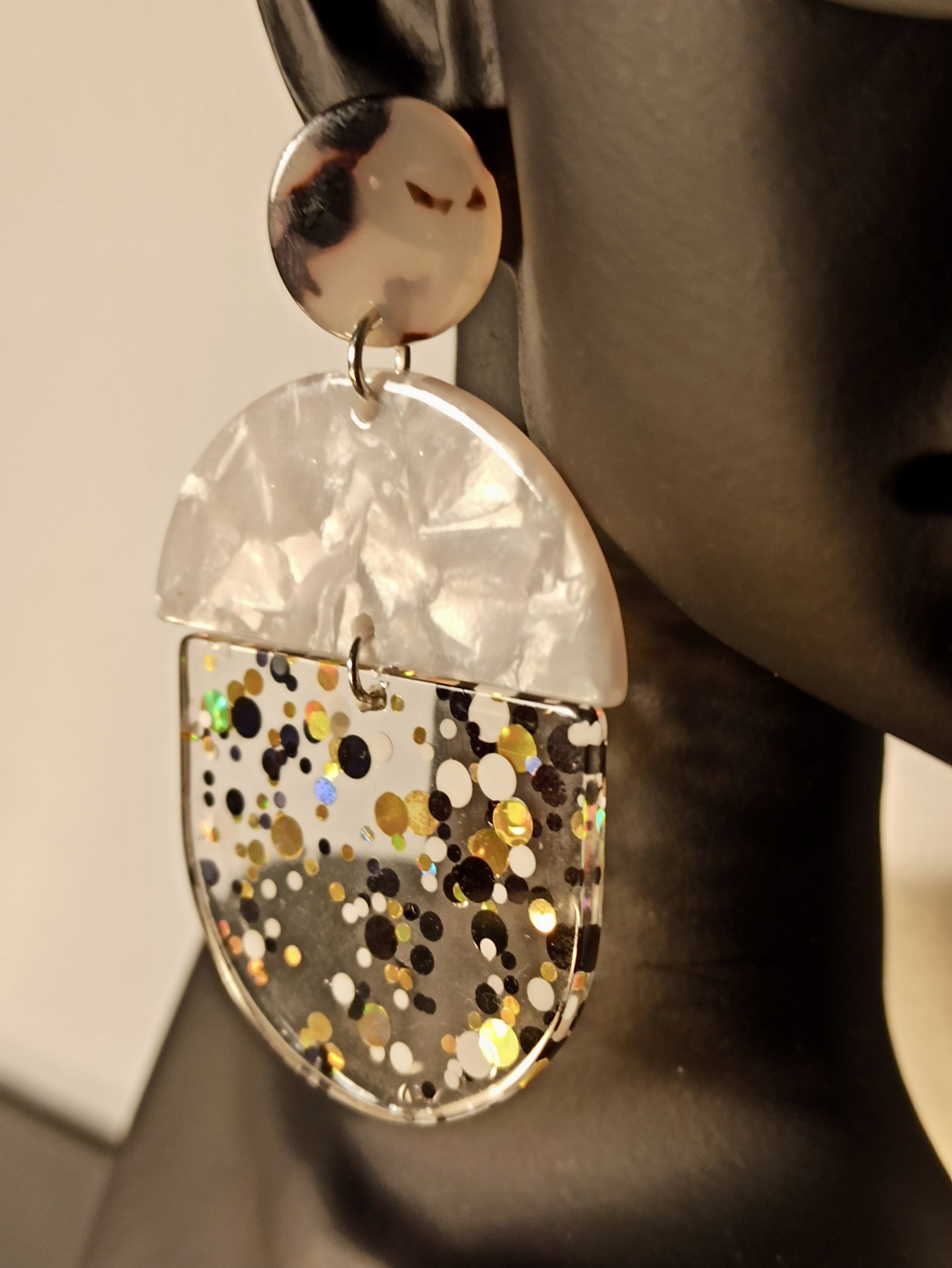 Boucles D'Oreilles Clous Pop Taupe – Image 3