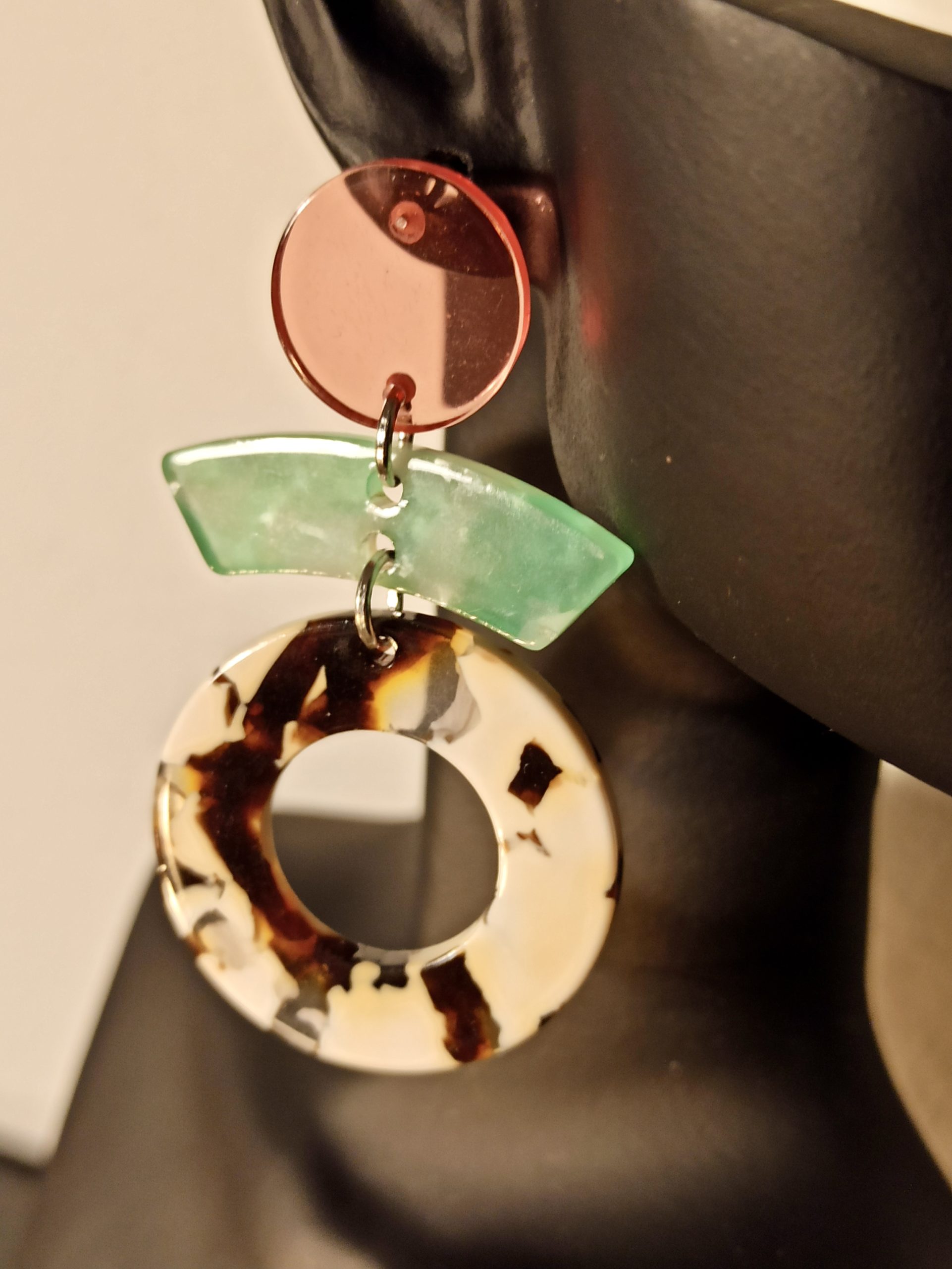 Boucles D'Oreilles Clous Rose, Vert et Moucheté Marron ecru – Image 3