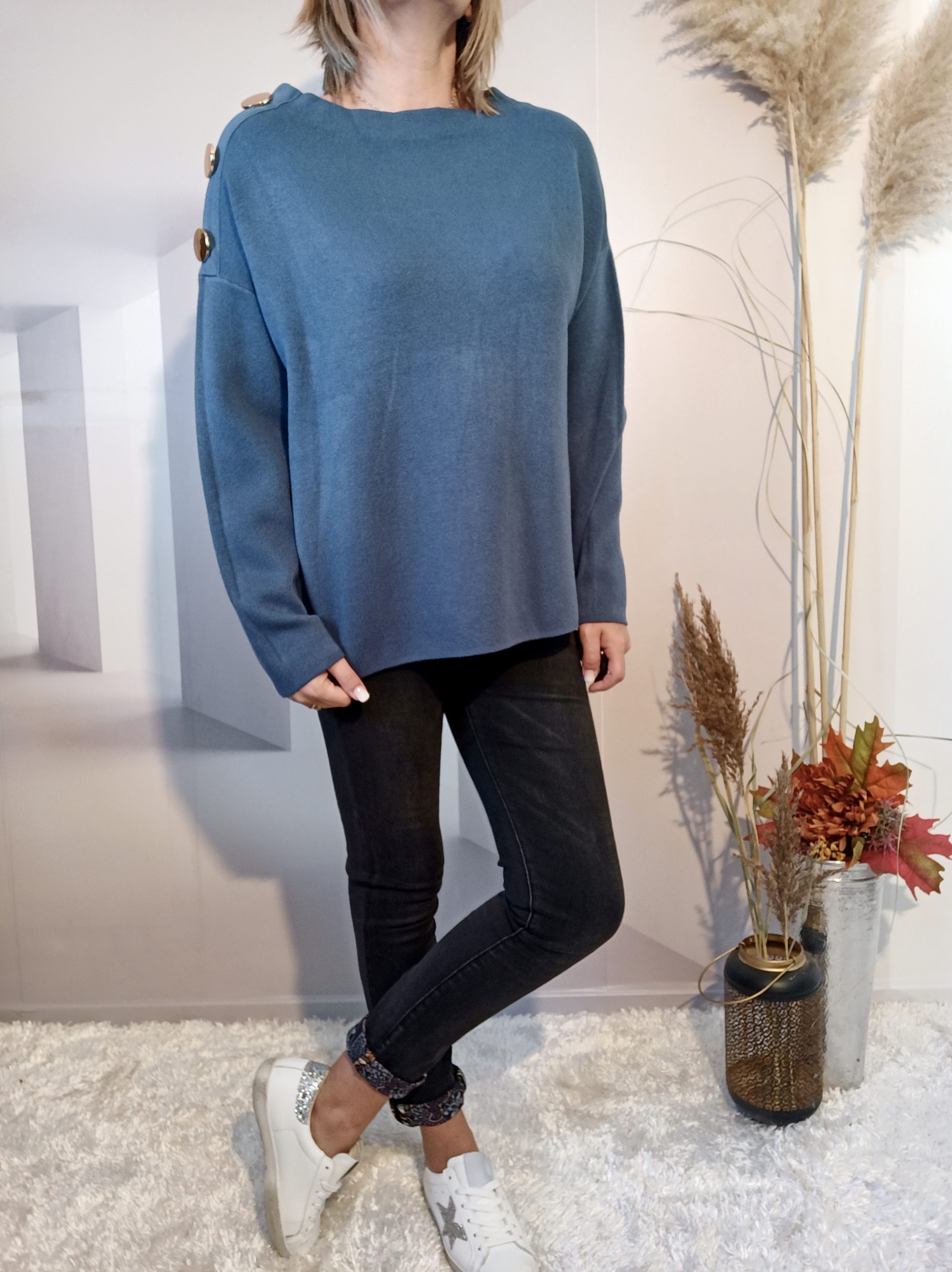 Pull Bouton Bleu Canard – Image 2