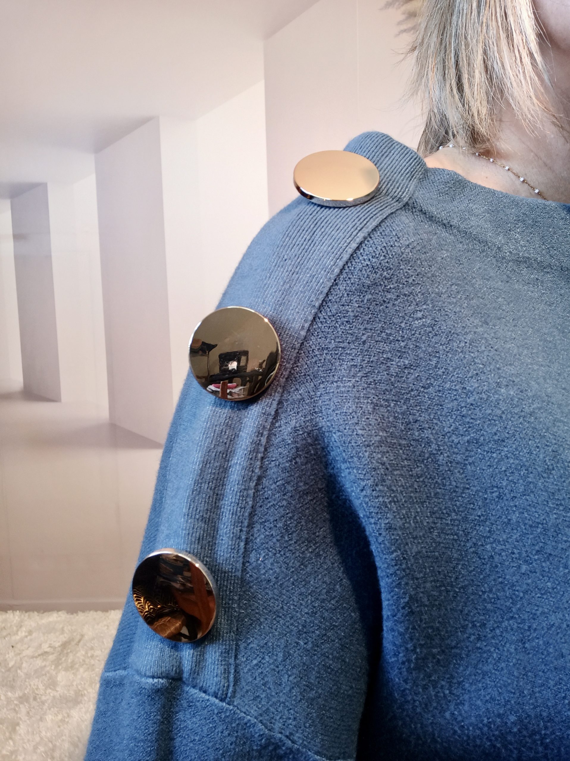 Pull Bouton Bleu Canard – Image 5