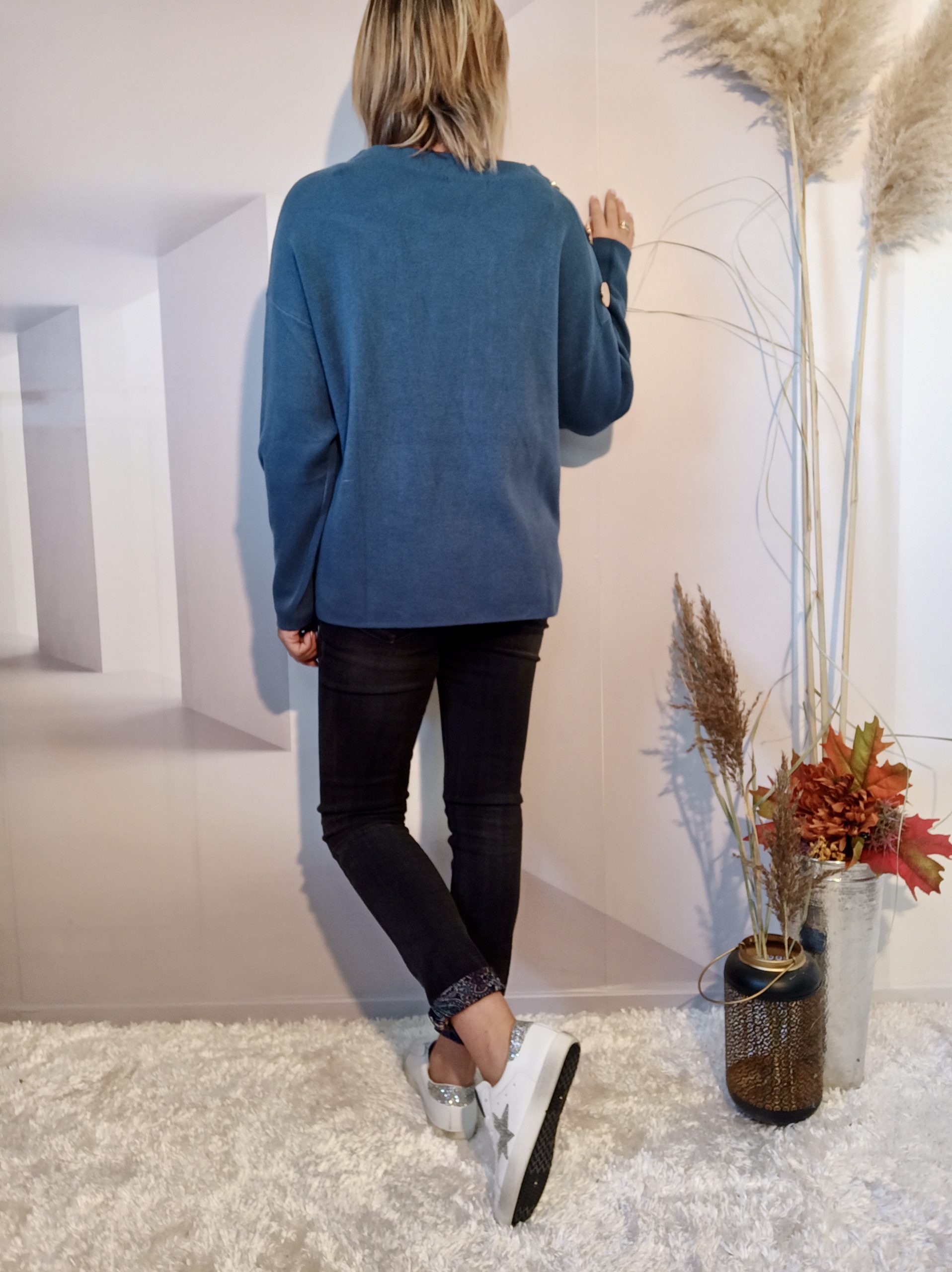 Pull Bouton Bleu Canard – Image 3
